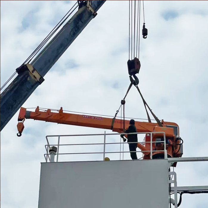 電動(dòng)液壓回轉(zhuǎn)起重機(jī)